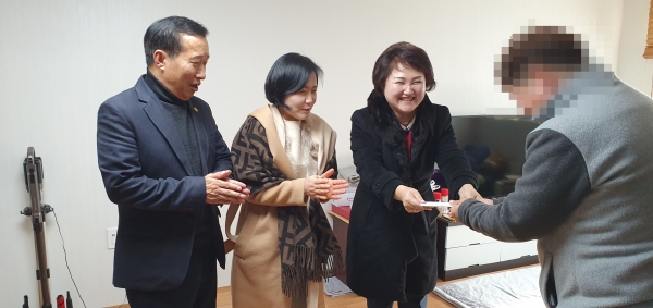 한국법무보호복지공단 울산지부 자원봉사자들이 1대1 결연을 맺은 주거지원 대상자에게 자립 지원 격려금을 전달하고 있다.