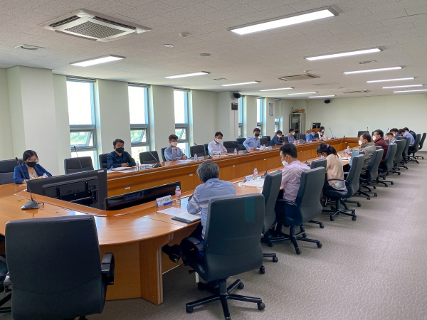 한국농수산대학은 최근 코로나19가 다시 확산하게 됨에 따라 감염병관리위원회를 개최하여 학생 교육을 사이버 강의로 전환하기로 결정했다.