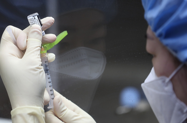 지난 2월 서울 국립중앙의료원 중앙접종센터에서 의료진이 화이자 백신을 주사기에 옮겨 담고 있다. (사진-특허청)