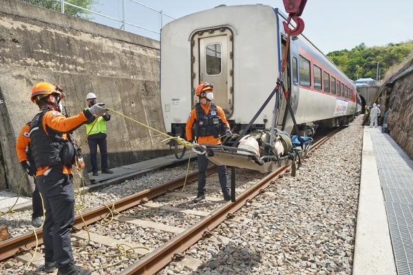 12일 오후 덕암터널 인근에서 시행된 ‘철도 대형사고 실제훈련’에서 소방관이 부상  당한 승객을 구조하고 있다.(사진=한국철도)