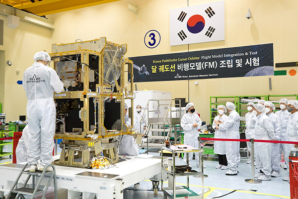 임혜숙 과학기술정보통신부 장관이 지난달 31일 대전에 위치한 한국항공우주연구원을 방문, 주요 위성 및 달궤도선(KPLO) 부분품 조립 시험시설 설명을 듣고 있다.(사진=과학기술정보통신부)