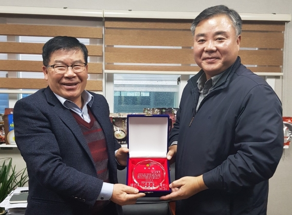 이병호 한국농수산식품유통공사 전 사장(오른쪽)에게 감사패를 수여받은 고종국 ㈜선봉식품 대표이사