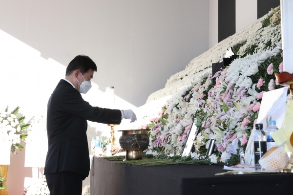 김진표 국회의장은 5일 오전 서울광장에 마련된 이태원 참사 희생자 합동분향소를 찾아 조문했다.
