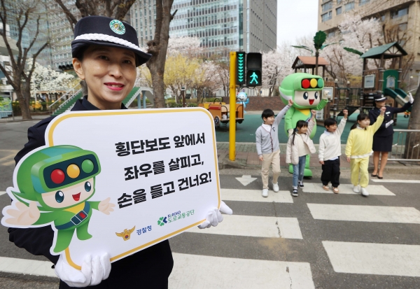 어린이들이 서울녹색어머니연합, 도로교통공단 마스코트 호둥이와 함께 안전한 횡단보도 보행을 위한 교통안전교육을 받고 있다. (사진=도로교통공단)