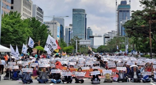 6월 12일(월) 오후 2시 여의도 국회 앞, 전국어민과 시민 2000명이 모였다. 올여름 일본정부의 오염수 투기를 앞두고 일본방사성오염수해양투기저지행동이 주최한 "후쿠시마오염수해양투기반대 2차 전국행동의 날"에는 참가자들의 거센 반대 목소리가 이어졌다. (사진=환경운동연합)