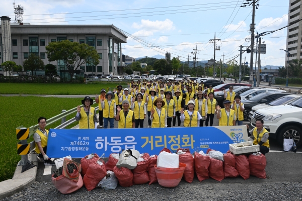4일, 경남 하동군에서도 ‘전 세계 제7462차 지구환경정화운동’을 개최했다. 하나님의 교회 신자들과 이웃 등 약 80명은 하동읍 일대 3km 구간을 누비며 쓰레기를 말끔히 청소했다.