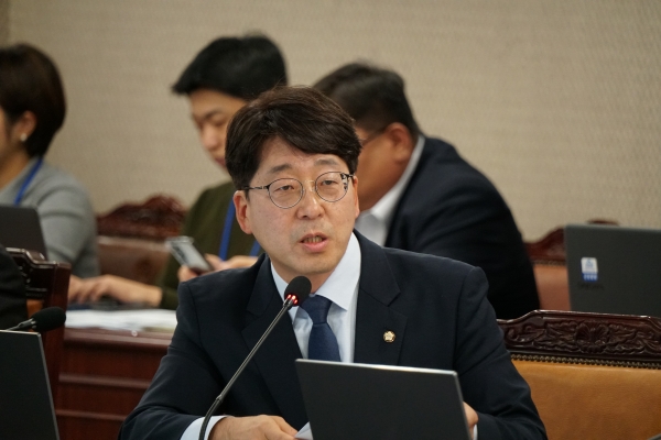 강성희 의원이 17일 열린 금융감독원 국정감사에서 질의하고있다. (사진=진보당)